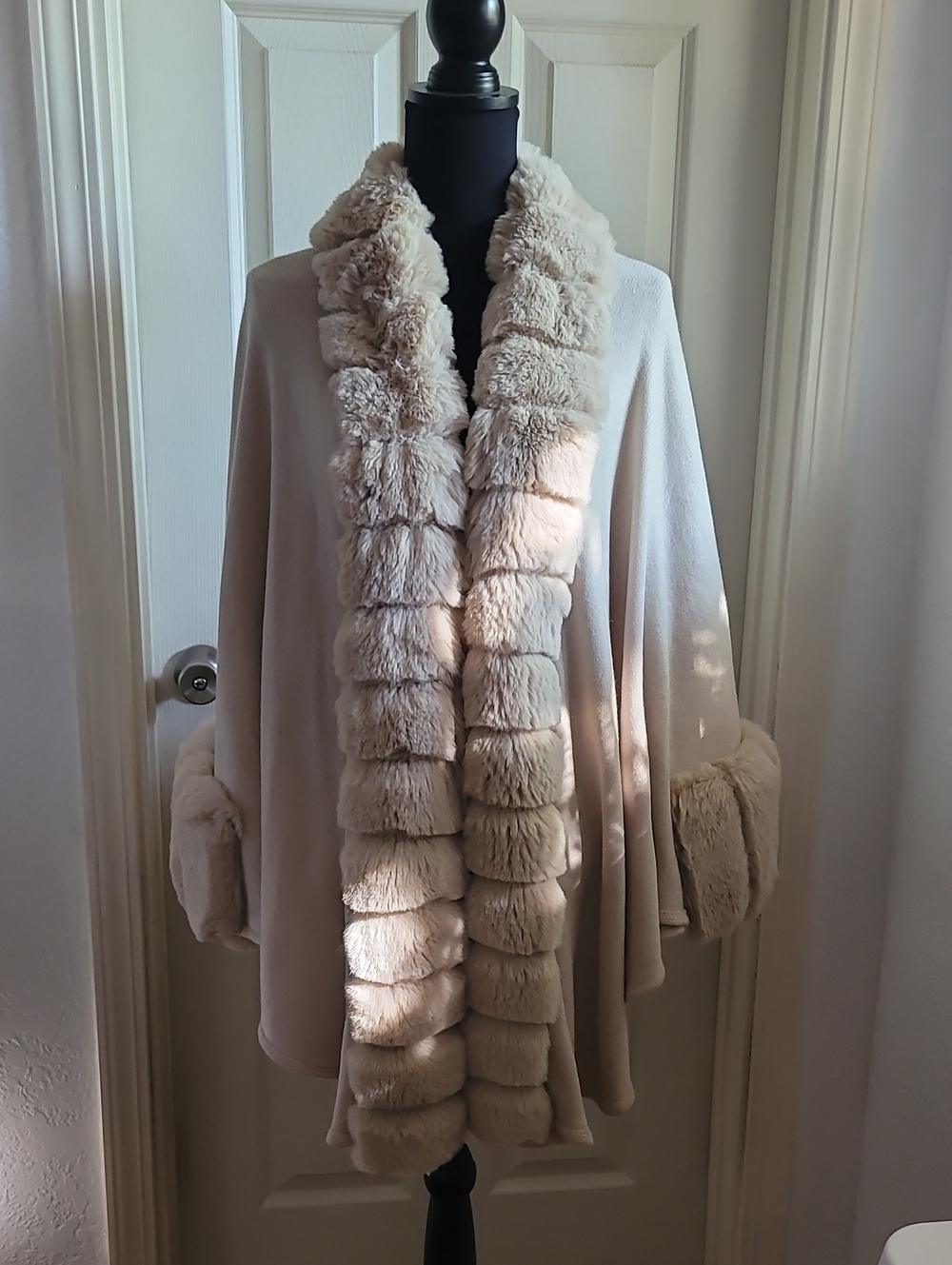 AKIRA Cream Faux Fur-Trimmed Knit Capelet ONE SIZE FITS ALL NEW SUPER SOFT
